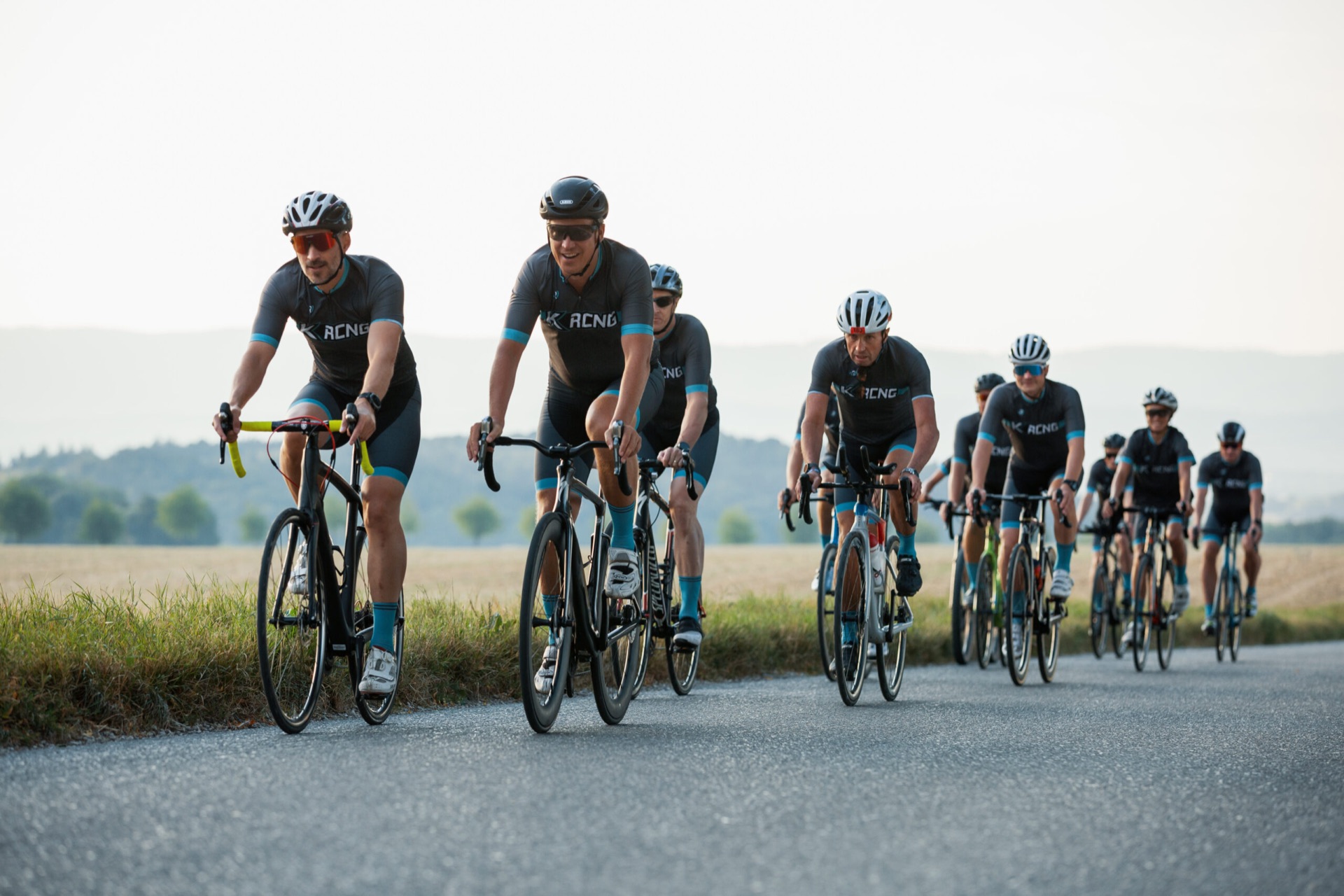 Radgruppe des Teams KOST Racing auf einer Landstraße